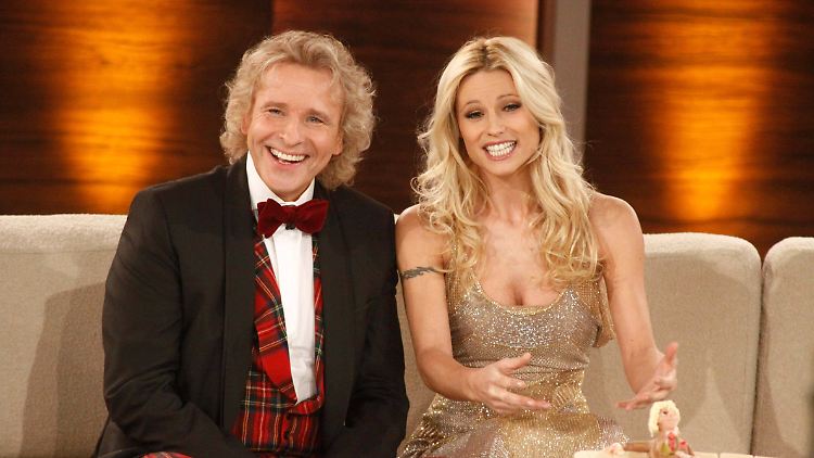 Thomas Gottschalk und seine damalige Assistentin Michelle Hunziker bei Wetten, dass..? im Jahr 2011.