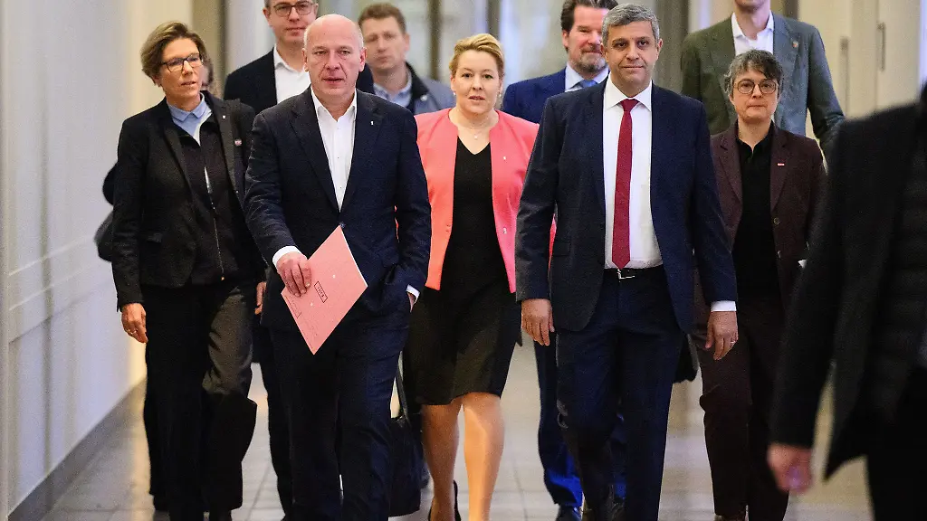 Die-Spitzen-der-Regierungskoalition-haben-ihre-Sparplaene-vorgestellt-ein-Konzept-zu-mehr-Einnahmen-durch-Parkgebuehren-soll-noch-folgen