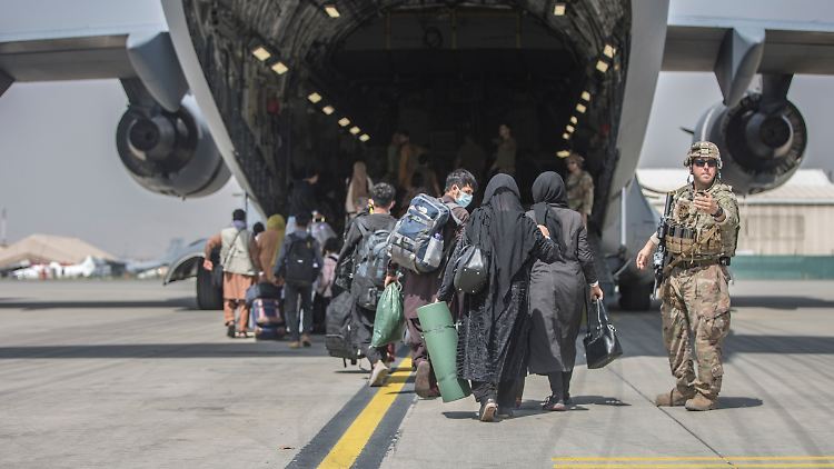 Sie haben es geschafft: Afghanische Familien besteigen ein Flugzeug der US-Luftwaffe.