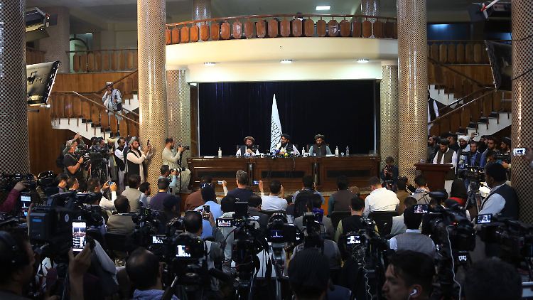 Pressekonferenz vor vollem Haus: Die Taliban wissen sich in Szene zu setzen.
