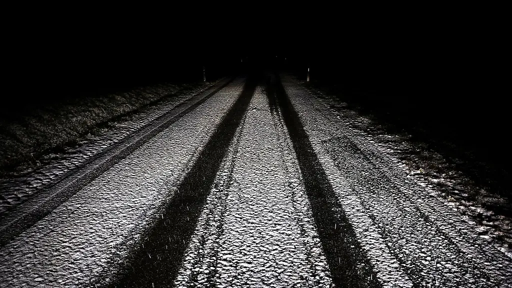 In-vielen-Landesteilen-koennte-es-auf-den-Strassen-wegen-Schnee-und-Schneematsch-rutschig-werden