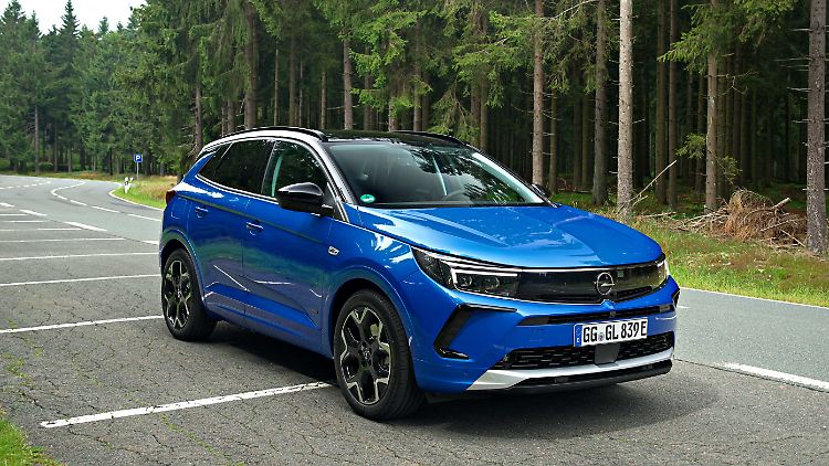 Mit neuer Front und neuem Heck soll der Opel Grandland seine Erfolgsgeschichte fortsetzen.