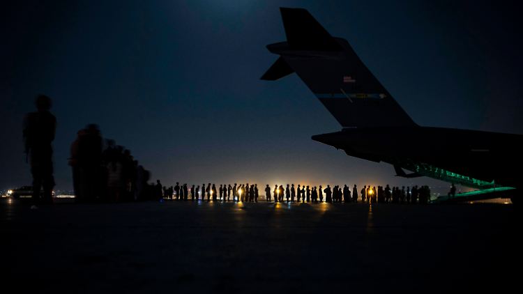 Menschen warten auf ihren Evakuierungsflug aus Kabul.