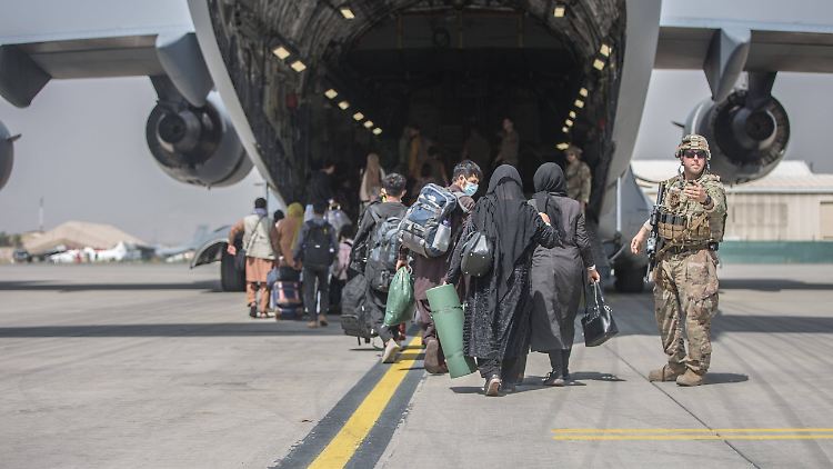 Der Rumpf einer Boeing C17 wartet auf dem Rollfeld des Flughafens in Kabul auf Menschen, die rauswollen. 