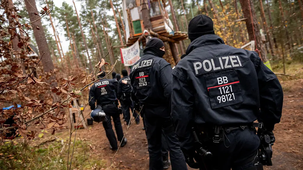 Polizeikraefte-sperren-ein-Waldgebiet-in-dem-das-Tesla-Protestcamp-in-Gruenheide-bei-Berlin-liegt-Dort-soll-das-Gelaende-auf-alte-Kampfmittel-im-Boden-ueberprueft-werden
