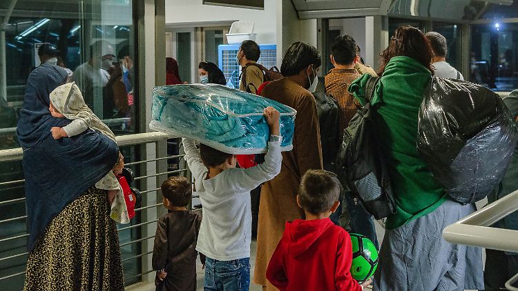Helfer des US-Militärs gehen ins Passagierterminal des US-Luftwaffenstützpunkts Ramstein.