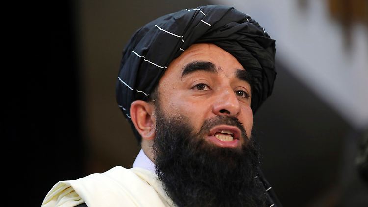 Taliban-Sprecher Sabihullah Mudschahid fordert, dass ab sofort alle Afghanen im Land bleiben.