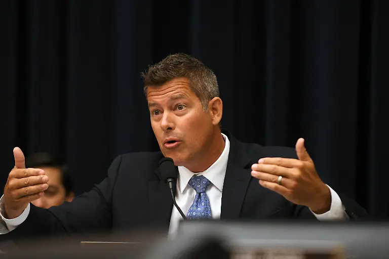 Sean-Duffy-ist-ausgebildeter-Jurist-Waehrend-seines-Studiums-trat-er-als-Darsteller-in-einer-Reality-Serie-auf-Spaeter-kandidierte-er-fuer-die-Republikaner-im-US-Bundesstaat-Wisconsin-und-war-bis-September-2019-Abgeordneter-im-Repraesentantenhaus-Zuletzt-moderierte-er-eine-Sendung-bei-Trumps-Lieblingssender-Fox-News-Jetzt-soll-er-der-naechste-US-Verkehrsminister-werden