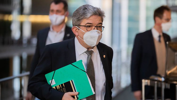 Nach Bekanntwerden des Waffenkaufs trat Lorenz Caffier als Innenminister zurück.