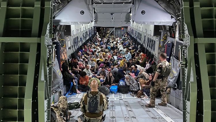 Flüchtlinge sitzen am Sonntag in einem Airbus A400M der Bundeswehr.