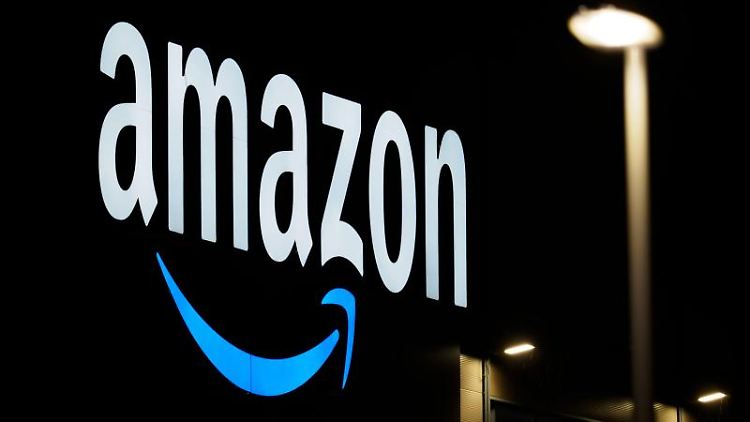 Amazon gilt nicht als großzügiger Arbeitgeber. Weil Mitarbeiter fehlen, hat der Konzern Löhne und Boni angehoben.