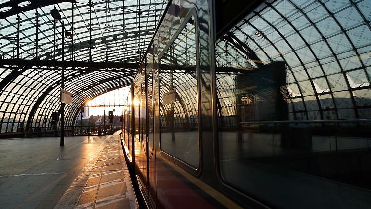 Die Bahn rät ihren Kunden, sich vor Fahrtantritt über die Webseite, die App oder telefonisch zu informieren, ob ihr Zug wie geplant fährt. 