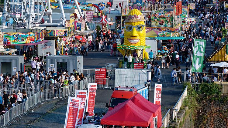 Zu den unterschiedlichsten Anreizen, mit denen Impfmuffel gelockt werden sollen, zählt unter anderem eine Kirmes mit Impfmöglichkeit in Köln.