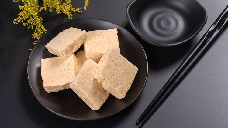 Warentest betont, dass die getesteten Tofu-Produkte sich äußerlich kaum unterscheiden, aber geschmacklich durchaus vielfältig daherkommen.