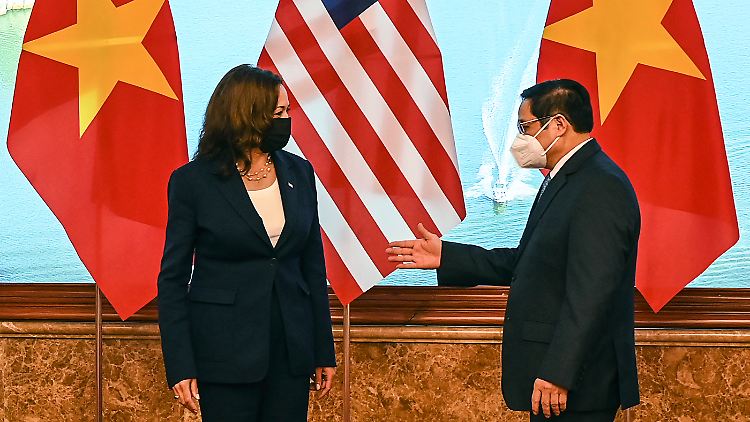 Ankunft mit Verzögerung: Kamala Harris und Vietnams Premierminister Pham Minh Chinh am 25. August in Hanoi.