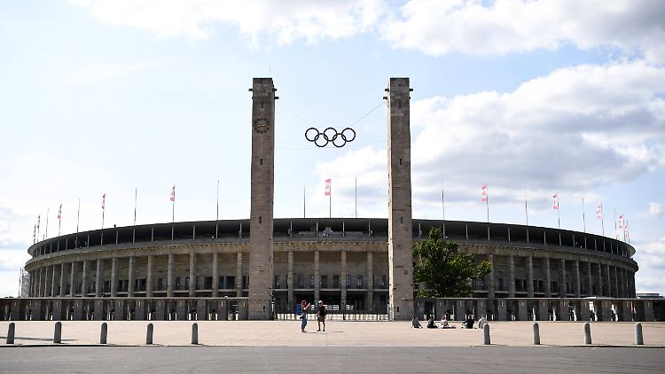 Rot-weiß statt blau-weiß am Olympiastadion.