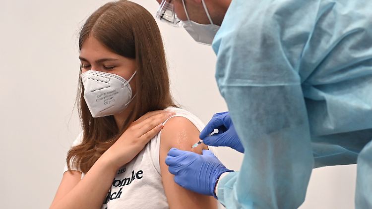 Der Studie zufolge reduziert sich die Wirksamkeit des Biontech-Impfstoffs nach fünf bis sechs Monaten auf 74 Prozent.