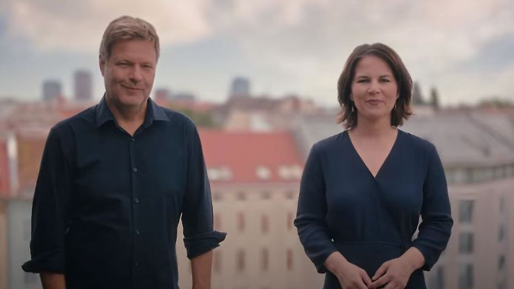 Baerbock und Habeck singen in dem Video übrigens nicht.