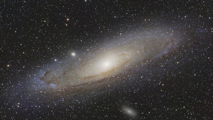 Die Andromedagalaxie, auch Andromedanebel, ist die der Milchstraße nächstgelegene Spiralgalaxie. Häufig wird sie kurz als M 31 bezeichnet, nach ihrem Eintrag im Messier-Katalog.