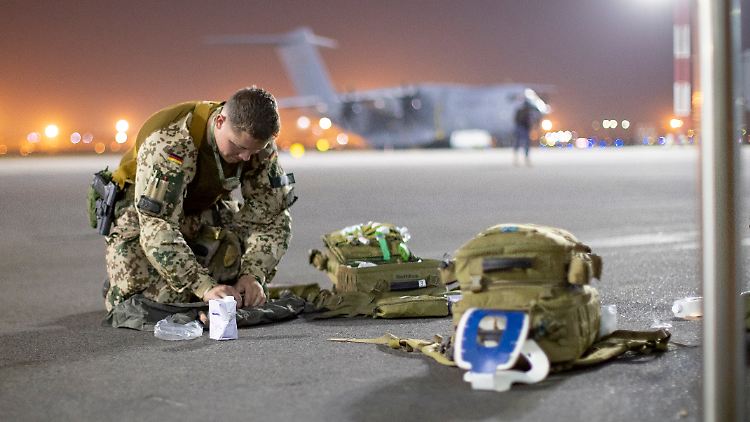 Fallschirmjäger sichern die Luftbrücke vom Flughafen Kabul nach Taschkent ab. Wie lange noch, ist unklar.