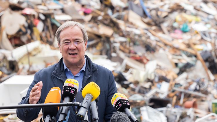 Laschet im Katastrophengebiet: Nordrhein-Westfalen wurde in diesem Jahr besonders schwer von einer Extremwetterlage getroffen, wie sie künftig häufiger zu erwarten ist.