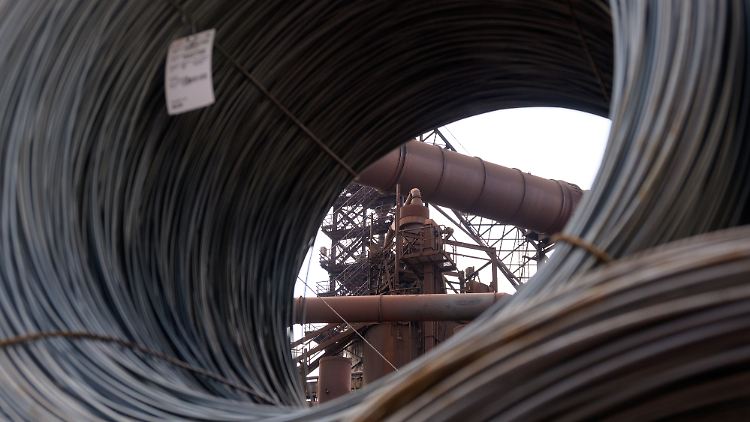 Für die Industrie ist das Glas halbvoll - und halbleer: gute Bestelllage - große Lieferprobleme.