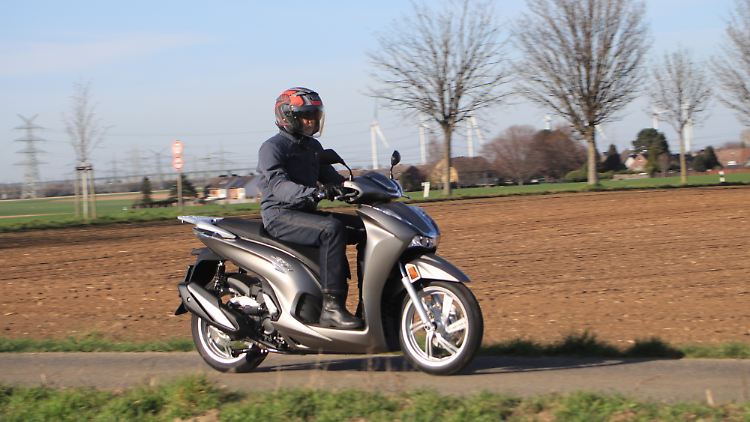 Mit einer Höchstgeschwindigkeit von 135 km/h kann der Honda SH 350 auch locker auf der Autobahn bewegt werden.