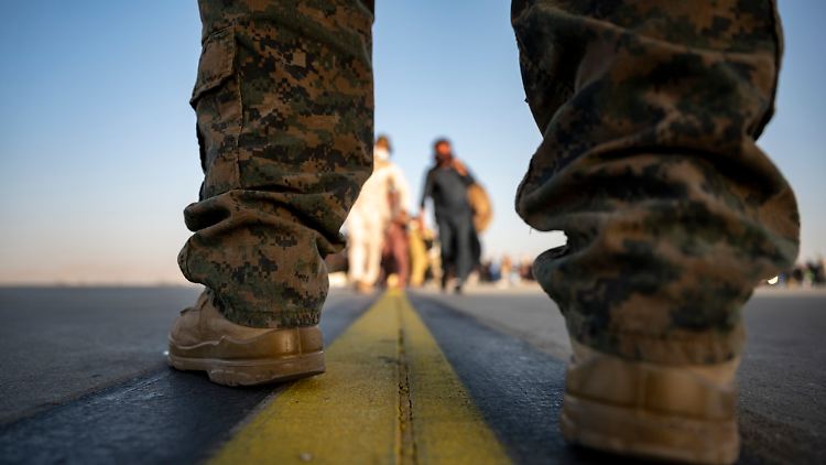 Ein US-Marine versperrt Afghanen den Zugang zum Kabuler Flughafen: Ohne Visum ist kein Durchkommen.