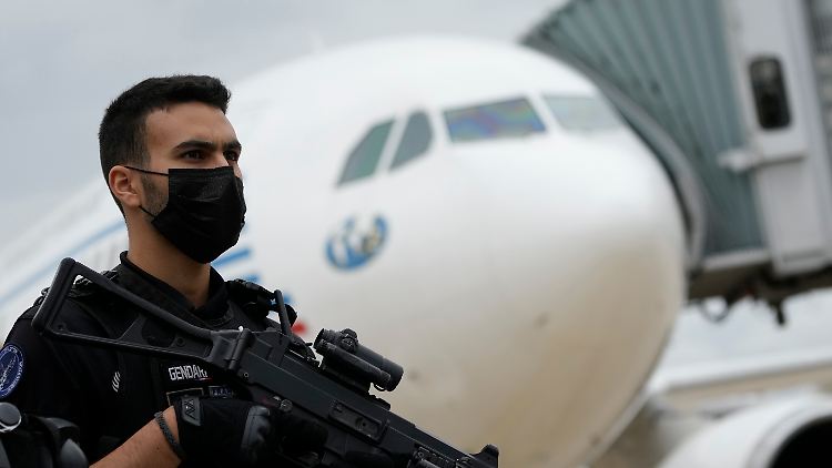 Polizisten empfangen in Paris einen französischen Regierungsflieger mit Passagieren aus Kabul.