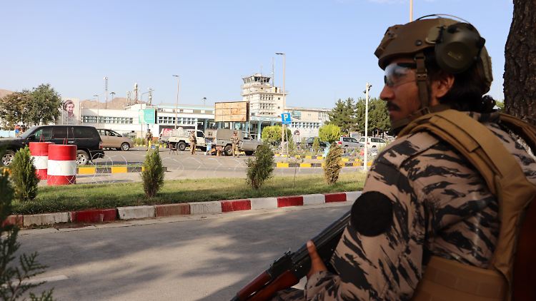 Ein Taliban-Kämpfer hält Wache am Flughafen.