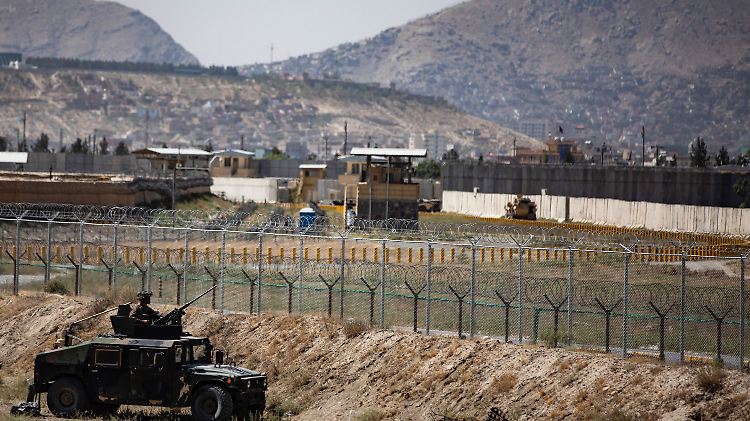Der Flughafen von Kabul werde praktisch täglich vom IS angegriffen, sagt US-Präsident Biden. 