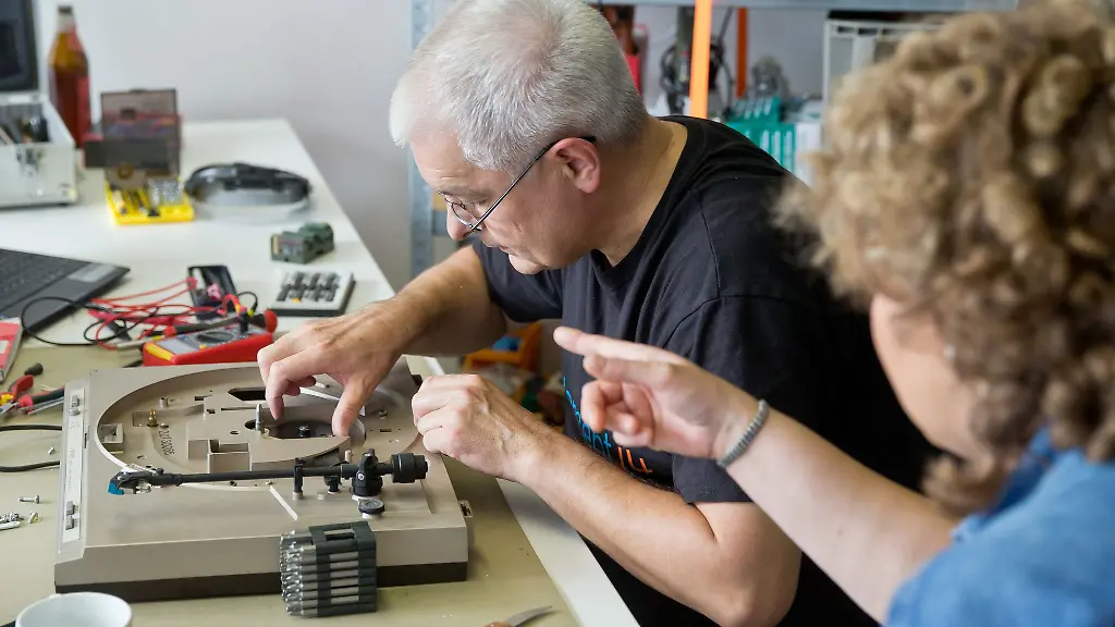 In-Repair-Cafes-werden-unter-fachkundiger-Anleitung-so-manche-Gegenstaende-vor-dem-Muell-bewahrt
