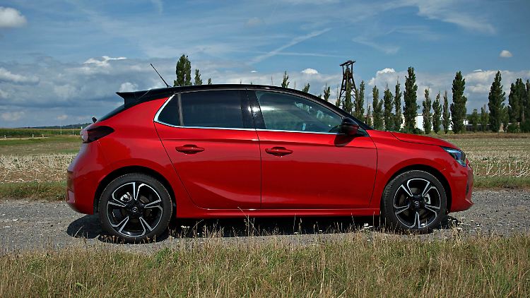 Es gibt so Kleinigkeiten, die den Opel Corsa gegenüber der Konkurrenz alt aussehen lassen: In der Seitenansicht ist es die Dachantenne.
