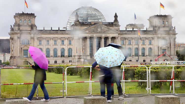 Den Spaziergang durchs Berliner Regierungsviertel haben sich diese Besucher sicher anders vorgestellt.
