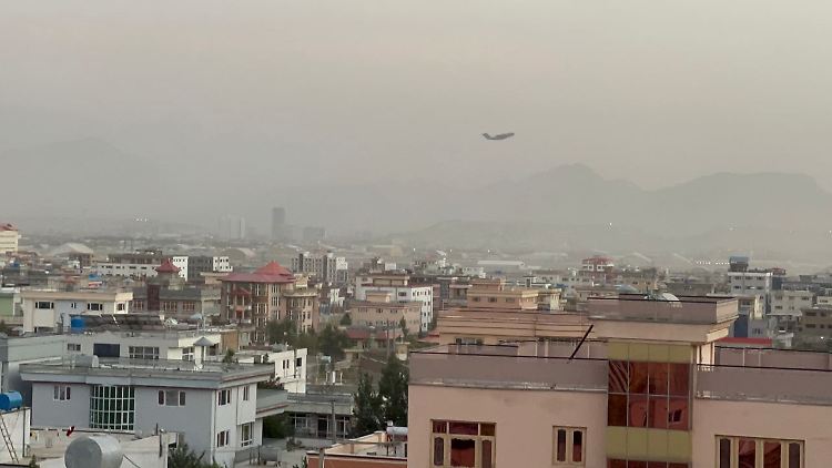 Ein startendes Flugzeug über Kabul.