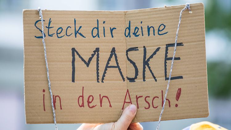 Im Gesicht wäre die Maske aber deutlich wirkungsvoller.