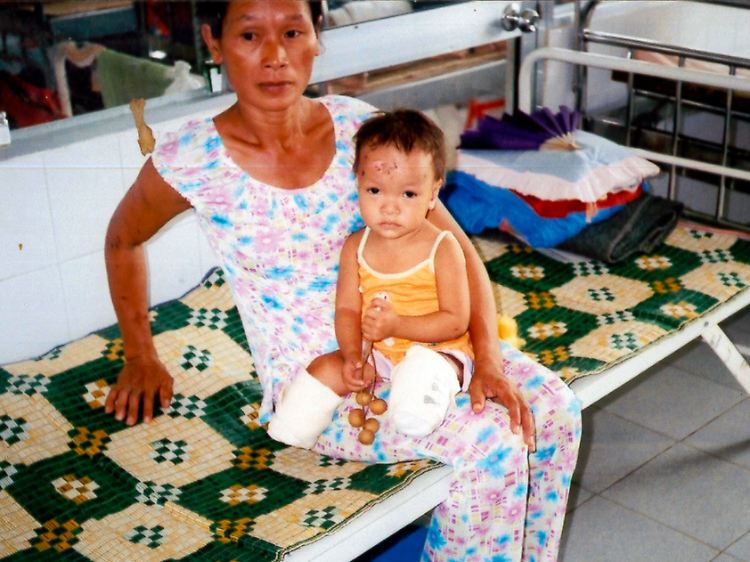 Haven Faith Shepherd auf den Schenkeln ihrer Großmutter 2004 in Vietnam.