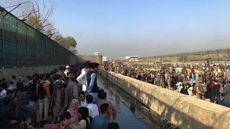 Um den Flughafen in Kabul drängten sich die Menschen.