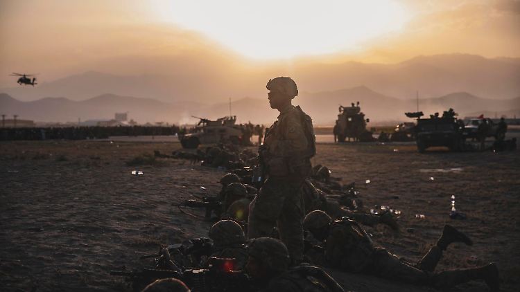 Eine Minute vor Mitternacht (Ortszeit) hat ein Militärflugzeug die letzten US-Soldaten aus Afghanistan ausgeflogen.