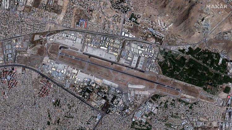 Flughafen von Kabul. Laut den Taliban zerstören US-Truppen Ausrüstung durch kontrollierte Sprengungen.