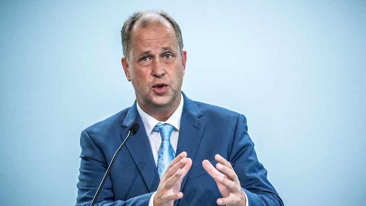 "Die meisten Menschen wollen in der Region bleiben", betont der Integrationsminister Nordrhein-Westfalens, Joachim Stamp.