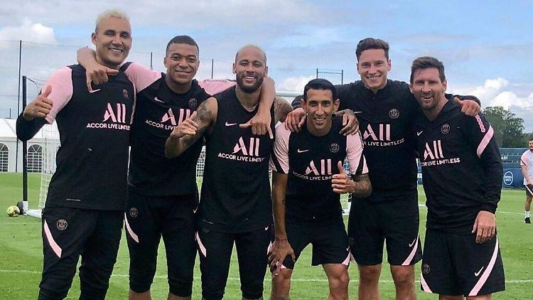 Mbappé (2.v.l) will nicht mehr mit Neymar (3.v.l.) und Messi (1.v.r.) zusammen spielen.