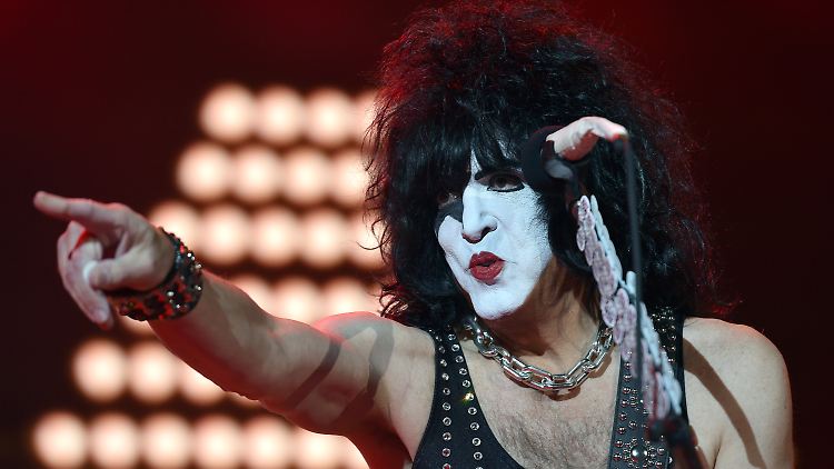 "Leute! Mir geht es gut", gab Paul Stanley auf Twitter bekannt.