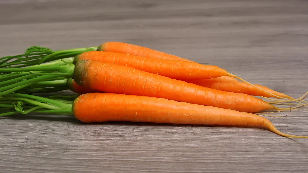 Ein-Bund-Karotten-liegt-auf-einem-Tisch-In-den-USA-sind-mehrere-Menschen-an-Kolibakterien-erkrankt