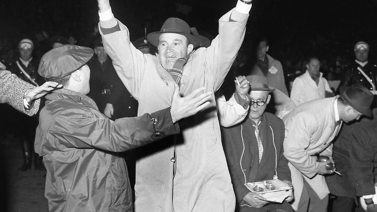 Trainer Bela Guttmann Benfica jubelt nach dem Sieg gegen Real Madrid im Finale des Europapokals der Landesmeister 1962.