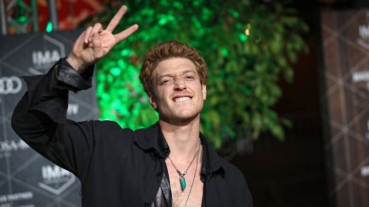 Daniel Donskoy moderiert die Talkshow "Freitagnacht Jews", singt und spielt zum Beispiel in der RTL-Serie "Sankt Maik", "The Crown" oder dem "Tatort" mit.