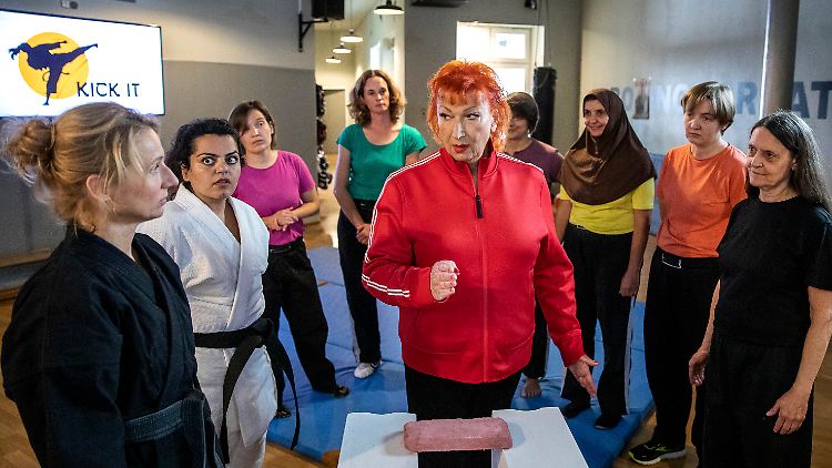 Brix' Mitbewohnerin Fanny (Zazie de Paris) ermittelt undercover im Frauenselbstverteidigungsstudio.