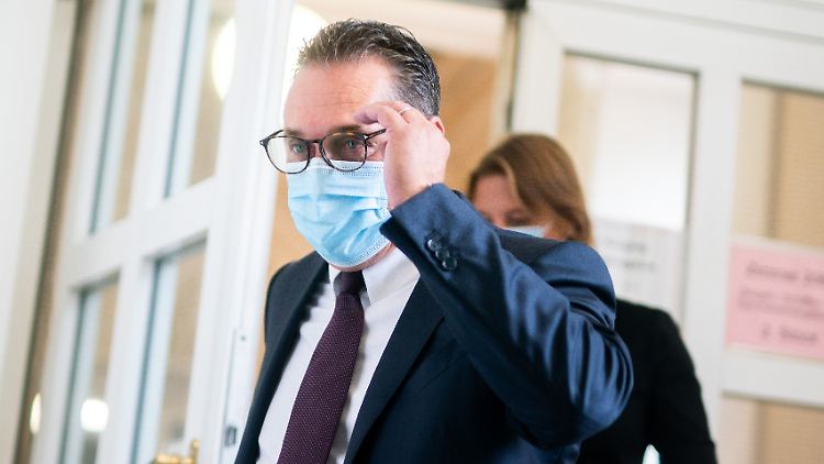 Heinz-Christian Strache, ehemaliger Vizekanzler von Österreich, vor Prozessbeginn im großen Schwurgerichtssaal im Landesgericht Wien.
