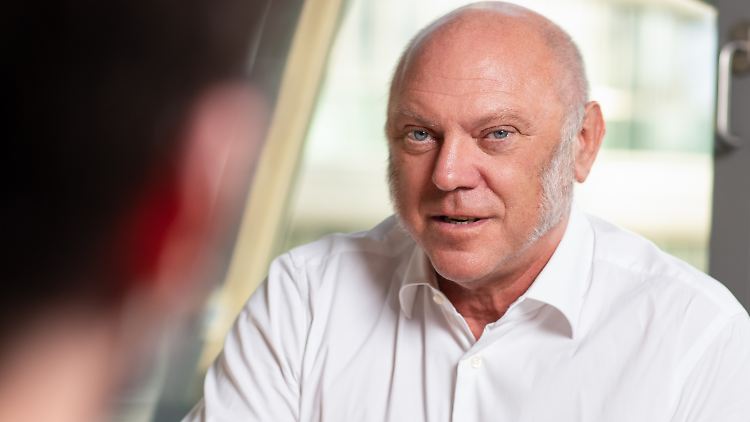 Ulrich Schneider vom Paritätischen Wohlfahrtsverband fordert, die Armut in Deutschland abzuschaffen. Und er sagt auch, wie das gehen soll.