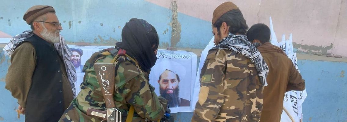 Zeichen des Siegs über den Westen: Nahe der evakuierten US-Botschaft in Kabul verteilt die Taliban Flaggen und hängt Plakate auf